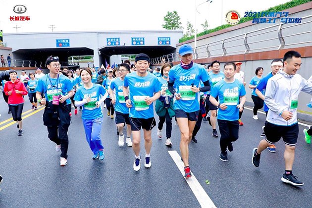 高管跑團(tuán)齊下賽道