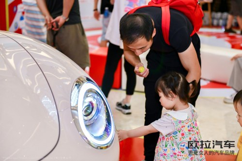 這個父親節(jié)，歐拉與女兒們向奧特曼“爸”氣告白