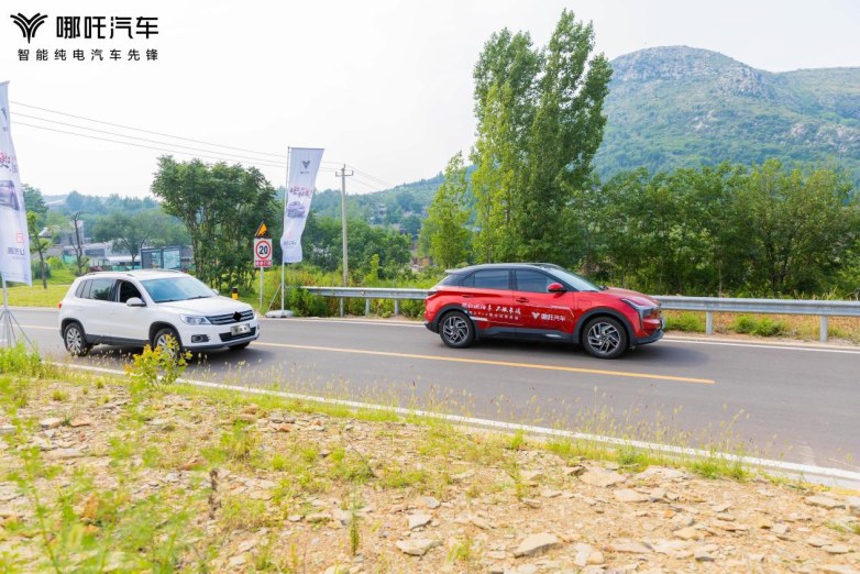 “硬杠燃油車，不服來戰(zhàn)”哪吒Upro震撼來襲！