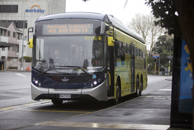 比亚迪首台BYD ADL Enviro200EV XLB纯电动大巴驶入"风帆之都"新西兰