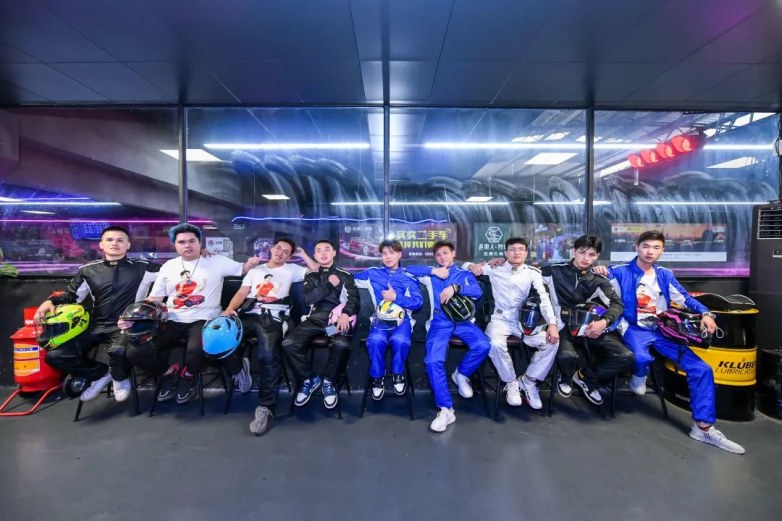 一群人站在臺上</p><p>　　</p></p><p>　　<p>　　</p></p><p>　　</p></p><p>　　<p>　　<p>　　</p></p><p>　　<p>　　中度可信度描述已自動生成