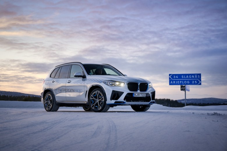 以创新氢动力，BMW iX5 Hydrogen氢燃料电池车在北极圈进行极寒测试