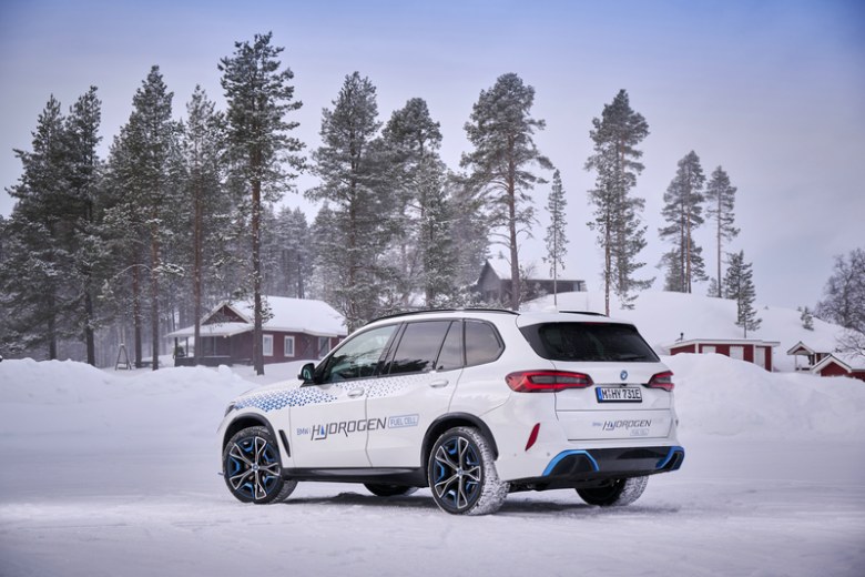 以创新氢动力，BMW iX5 Hydrogen氢燃料电池车在北极圈进行极寒测试