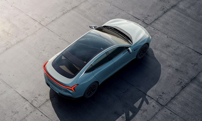 加码电致变色技术 哪吒S搭载全景隔热变色天幕