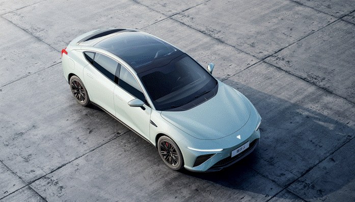 加码电致变色技术 哪吒S搭载全景隔热变色天幕