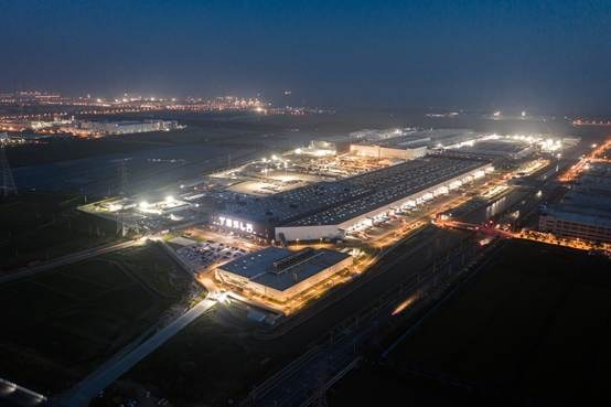 夜晚的城市风景  描述已自动生成