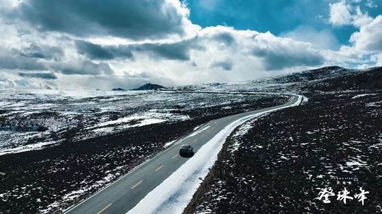 雪地上的風(fēng)景  描述已自動生成