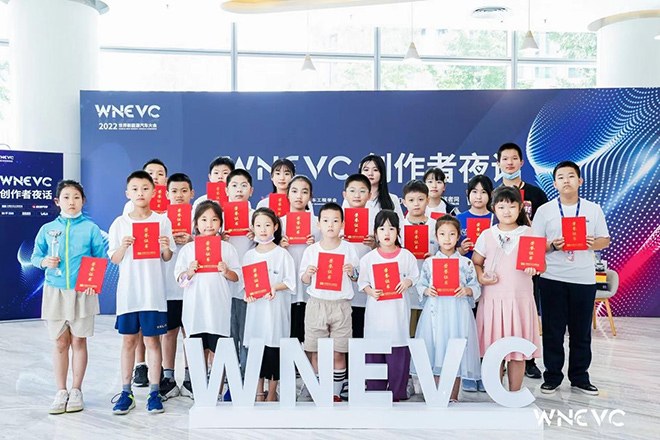 2022青少年汽車無限創(chuàng)意征集活動(dòng)獲獎(jiǎng)青少年代表現(xiàn)場合影