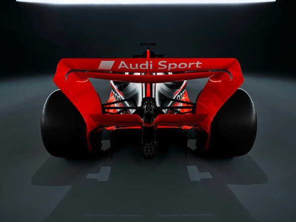 奥迪F1涂装展示车辆车尾部