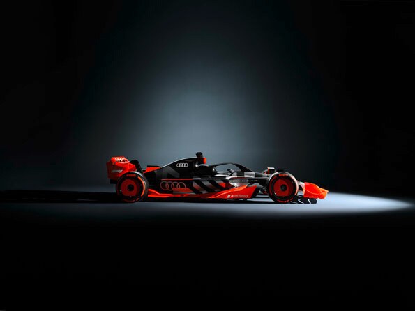 奥迪F1涂装展示车辆侧面