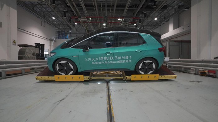 中国汽研首个新能源车60KM/H翻滚测试 上汽大众ID.3全优通过