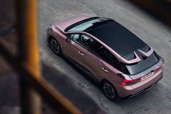 粉色的汽车  中度可信度描述已自动生成