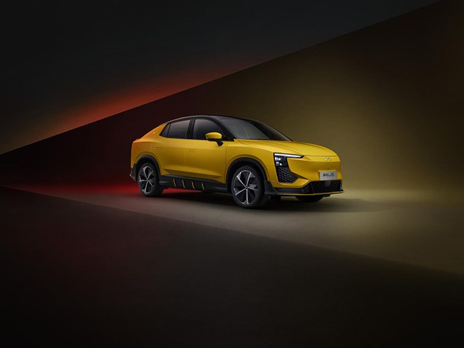全新款爱驰U6上市 展现高品质纯电SUV智能轿跑