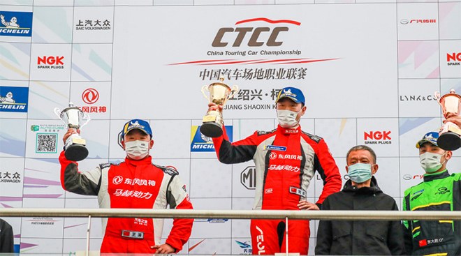 马赫车队车手刘洋、王涛登上领奖台，包揽第五回合冠亚军