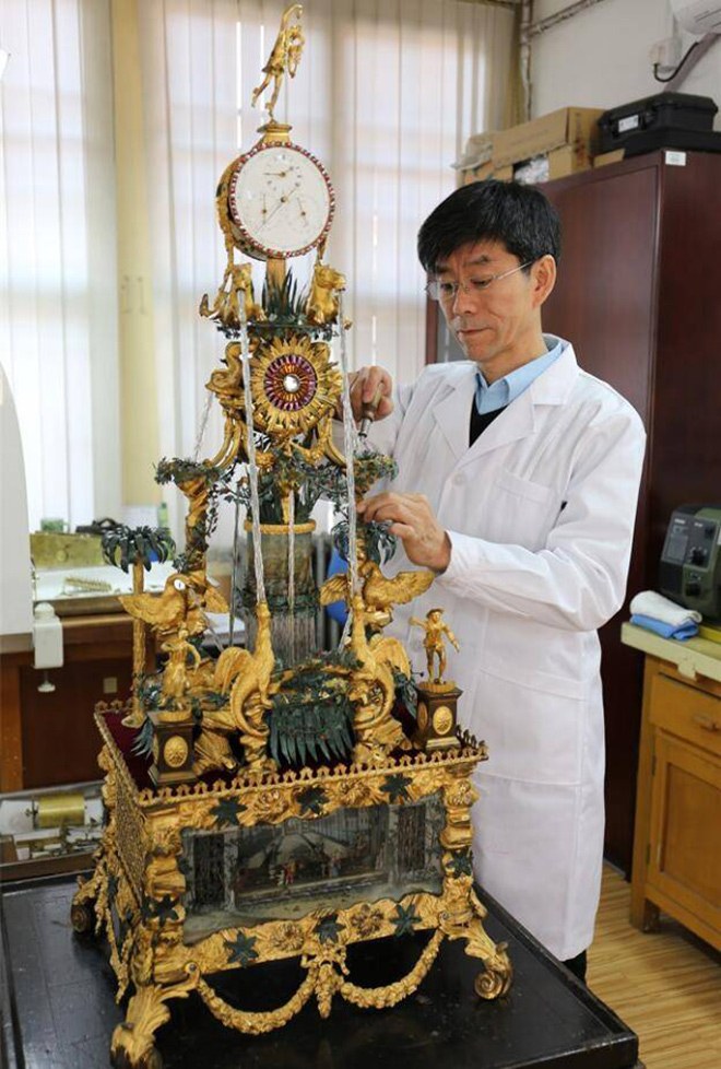 王津修复了近300件古钟表