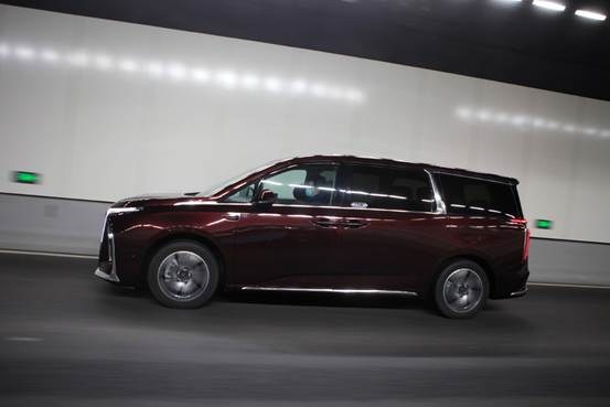 新派豪華大型MPV 上汽大通G90試駕體驗(yàn)
