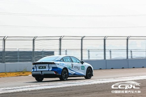 长安深蓝SL03加冕2022中国新能源汽车大赛总冠军