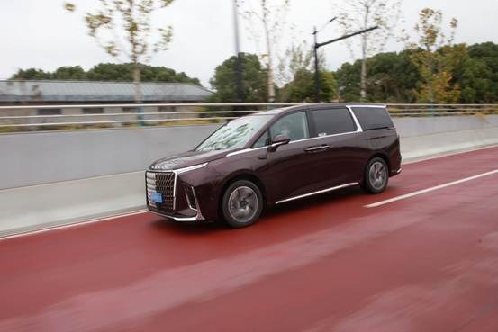新派豪華大型MPV 上汽大通G90試駕體驗(yàn)