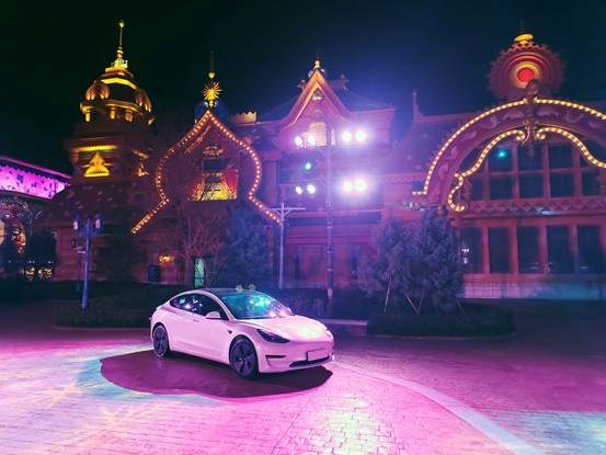 夜晚建筑亮着灯的汽车  中度可信度描述已自动生成