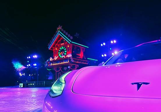 图片包含 灯光, 汽车, 桌子, 亮  描述已自动生成