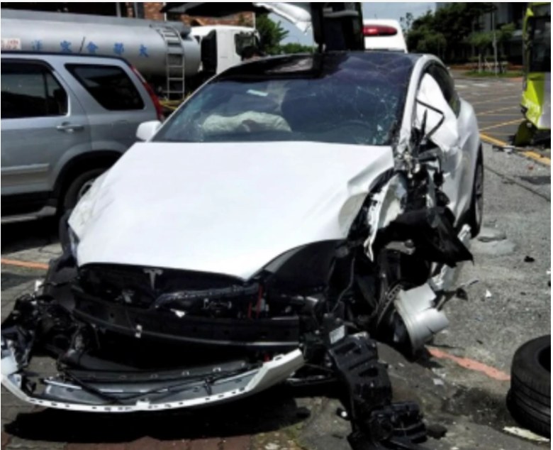 美国一特斯拉撞上消防车，司机当场死亡5人受伤