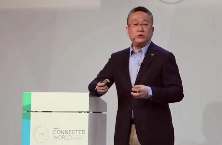 理想不降价，李想还在“扛”