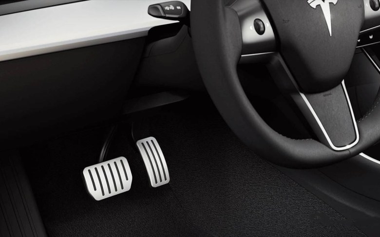 东莞特斯拉疑失控连撞多车冲毁店门,到底谁的锅?网友意见分3派