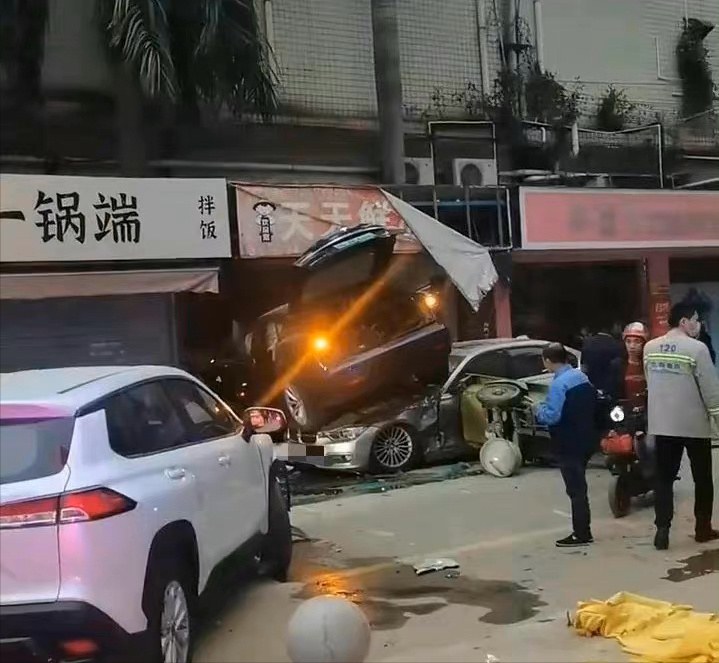 东莞特斯拉疑失控连撞多车冲毁店门,到底谁的锅?网友意见分3派