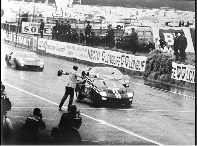 1966年福特GT40赛车在勒芒24小时耐力赛中战胜法拉利并包揽了前三名