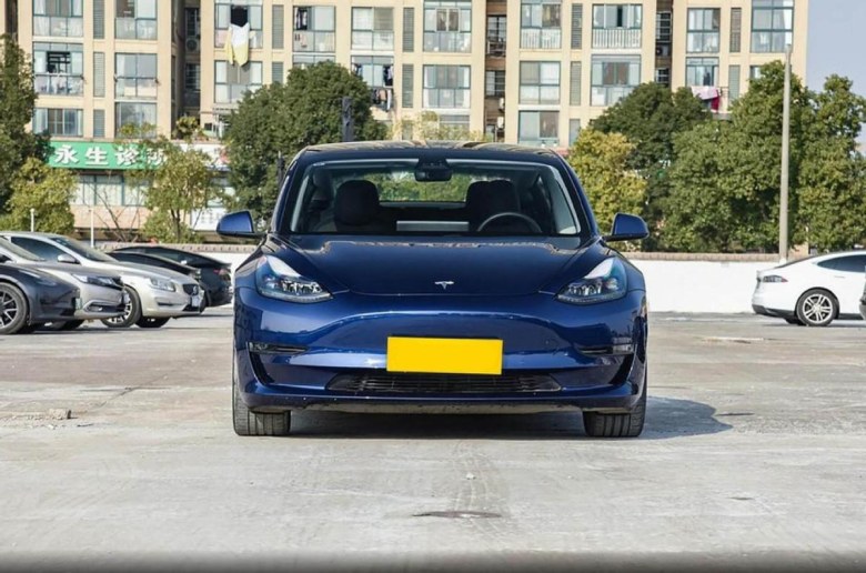 33万预算选择运动型轿车，特斯拉Model 3对比宝马3系，谁更香？