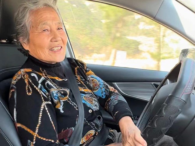 讓年輕人直呼瑞思拜 70歲車神奶奶帶你體驗夢想人生