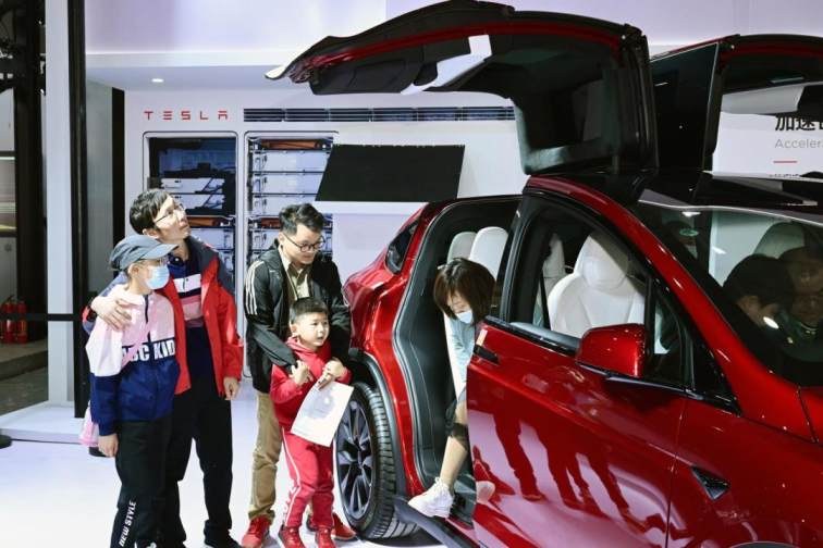 特斯拉“特别”阵容亮相安徽车展 Model X烈焰红实车首秀