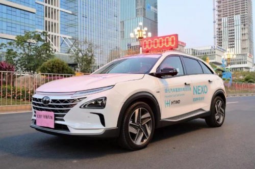 现代汽车氢燃料电池车NEXO中国版作为马拉松赛领跑车、计时车