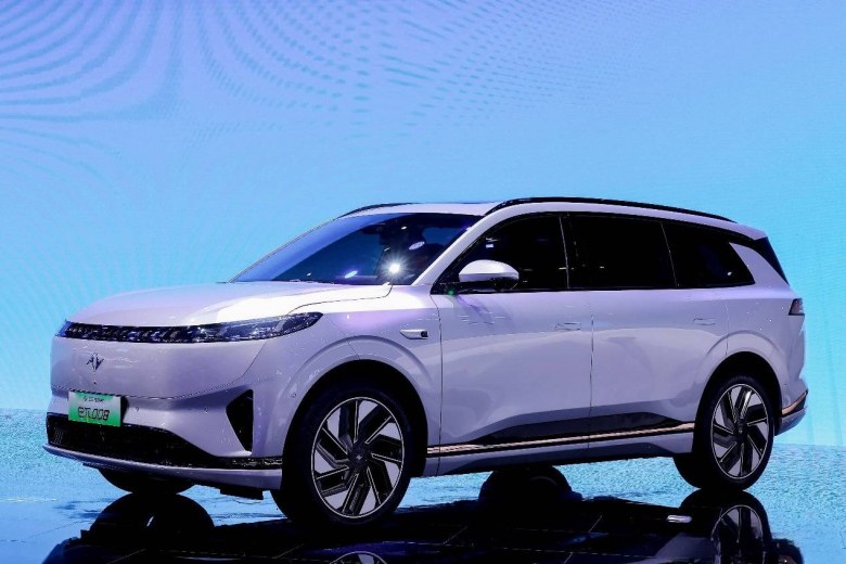 东风奕派北京车展上新，家庭智能大型SUV eπ008预售五小时订单破万