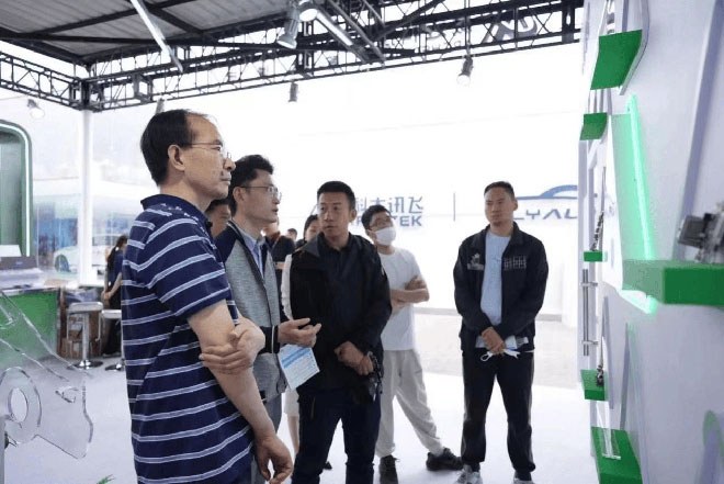 辛国斌副部长北京车展体验峰昇OS操作系统 