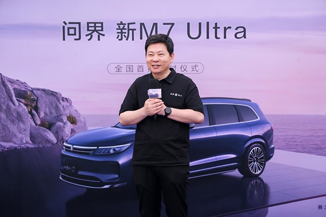 余承东全程直播为用户交车 问界新M7 Ultra全国交付开启