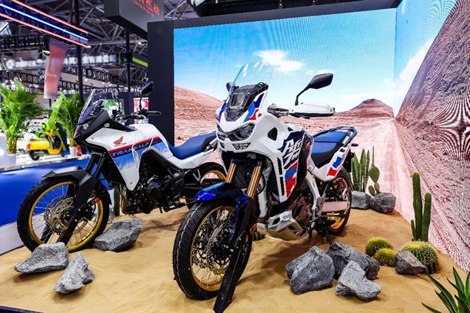 XL750 TRANSALP（左）、CRF1100L Africa Twin（右）