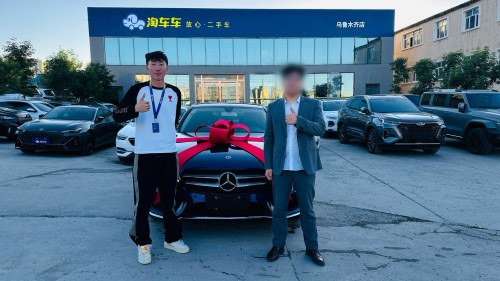 晨宇(左)与客户成交车辆中