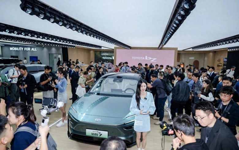 合资品牌终于开窍了？铂智7用华为鸿蒙+激光雷达杀入30万级市场