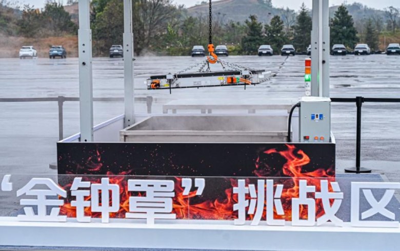 深蓝S05维修工位突发热失控，火光四射引安全质疑