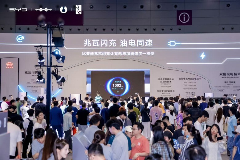 从充电1分钟到应急水上漂，比亚迪把车展变成科技乐园