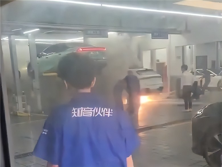深蓝S05维修工位突发热失控，火光四射引安全质疑
