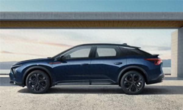 对手锁定标致408X，售价13.77万元！2025款凡尔赛C5 X上市