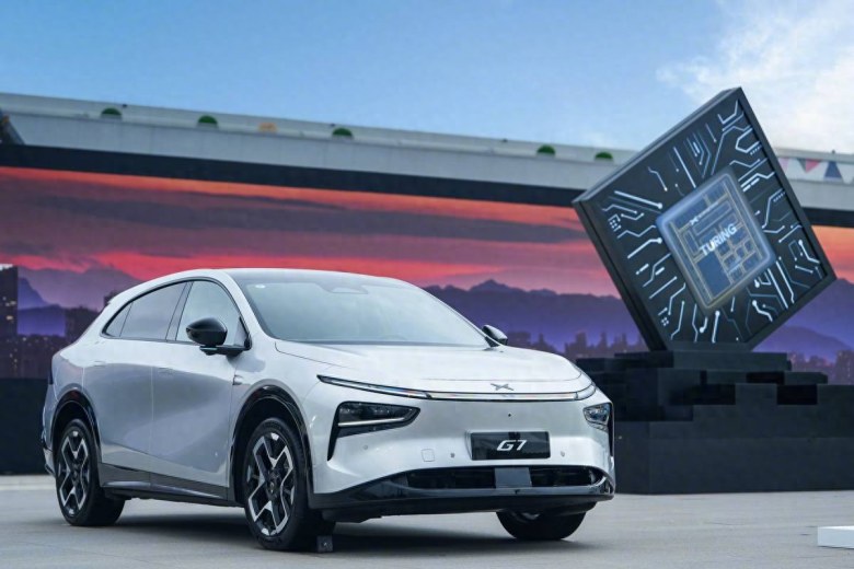 后排能翘二郎腿！小鹏G7空间暴打Model Y，5C超充10分钟补能436km