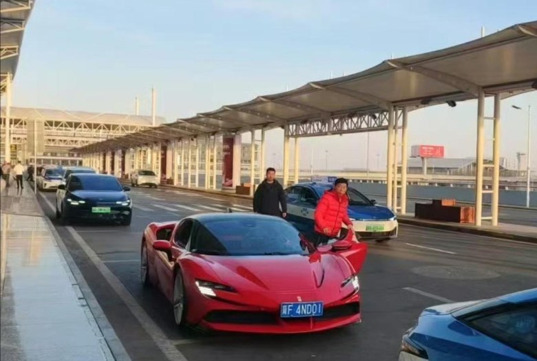 剑指法拉利SF90！长城V8混动超跑曝光，将于广州车展亮相