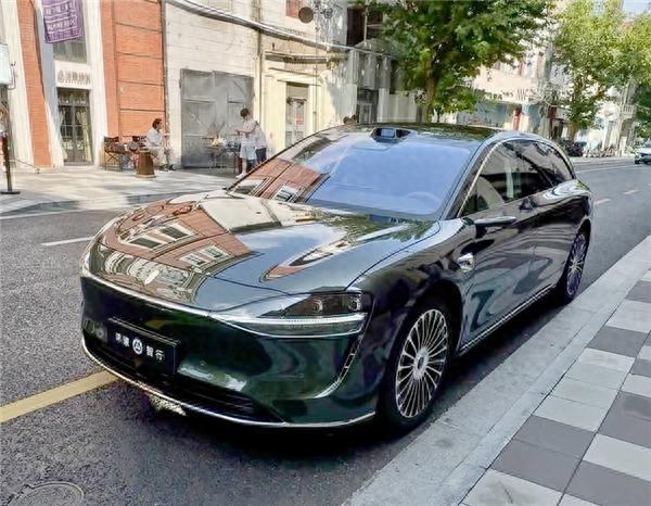 三联屏设计搭载冷暖冰箱！享界S9T内饰首曝，将于9月上市