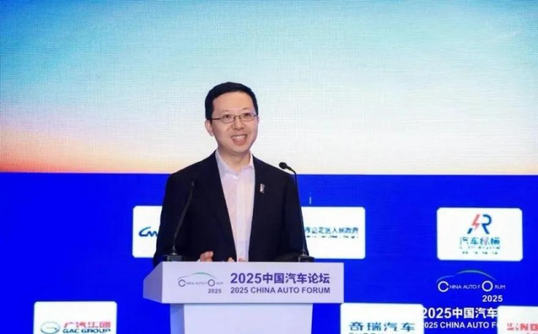 Momenta由低向高，李鹏程从左到右