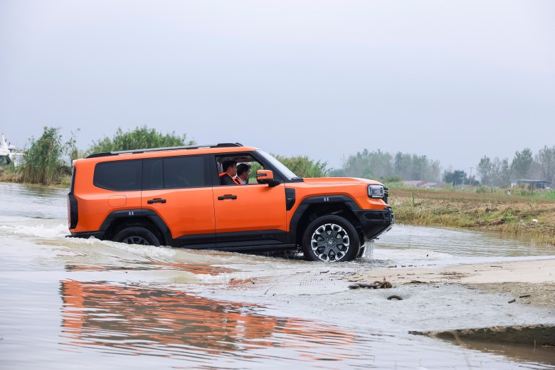 车轮破浪!纵横G700成功横渡长江