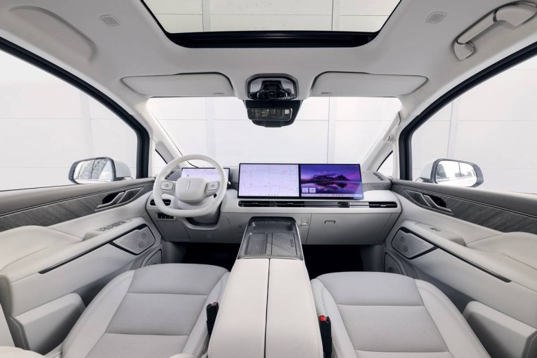 剑指腾势D9！魏牌高山7以28.58万杀入，家用MPV价格战开打