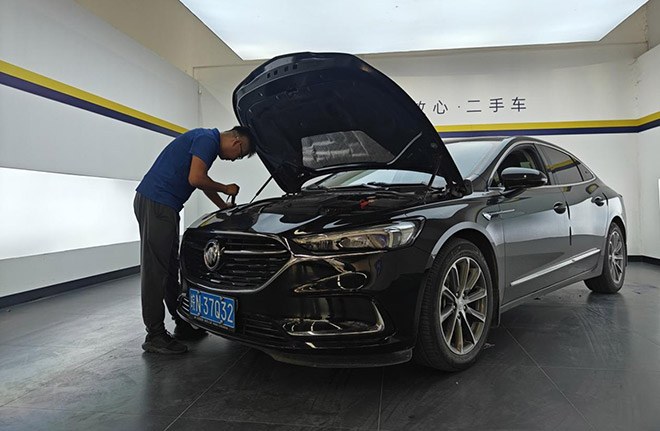 刘仁畅正在为到店车辆做检测